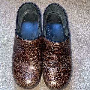 Size 41 EUR (10.5 US) Leather Dansko Clogs